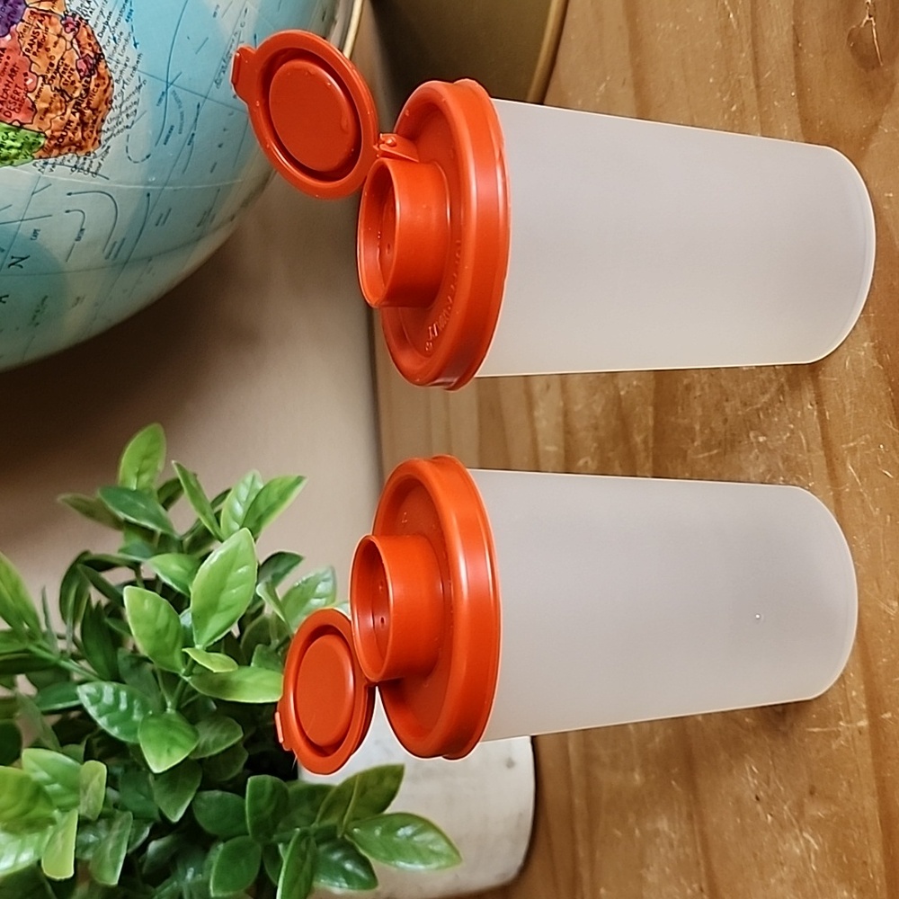 Tupperware Salt Pepper Shaker - Picture 4 of 7